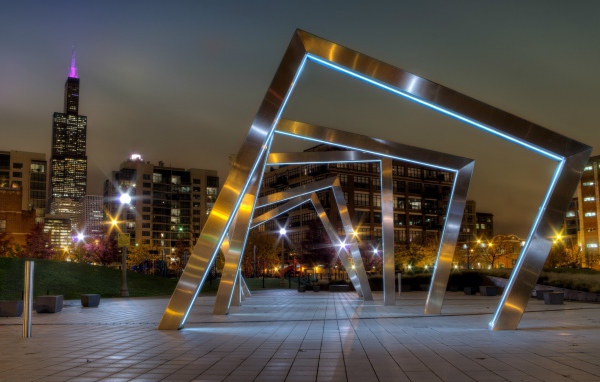 Современные скульптуры на площади в городе