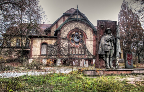 Памятник у заброшенной больницы, фото HDR