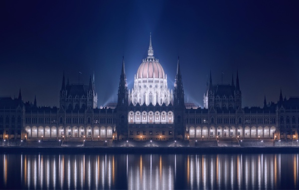 Ночная подсветка здания в Будапеште, Венгрия