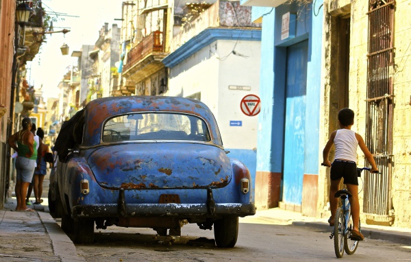 Старое авто на улице в Гаване