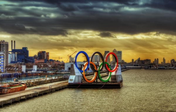 Олимпийские кольца у пристани в Лондоне