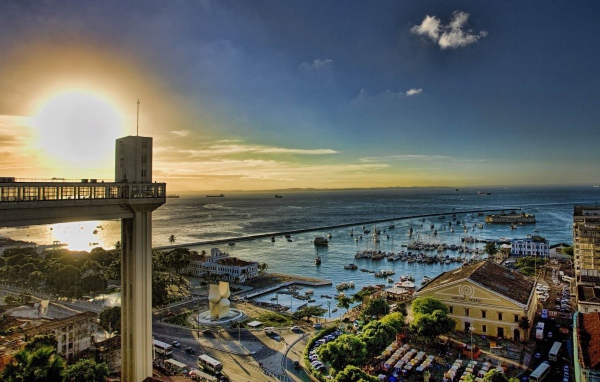 Панорама порта в городе в Италии