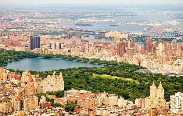 Парк между оживленными улицами Нью-Йорка