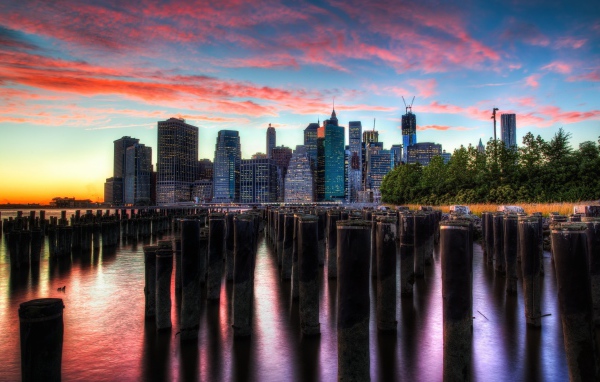 Розовые облака над небоскребами