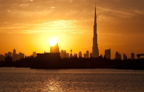 Силуэты зданий Дубаи на фоне заката