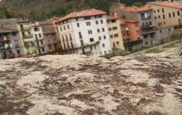 Камень на фоне городских домов, Барселона