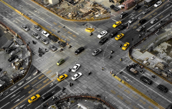 Такси на перекрестке в городе, Япония
