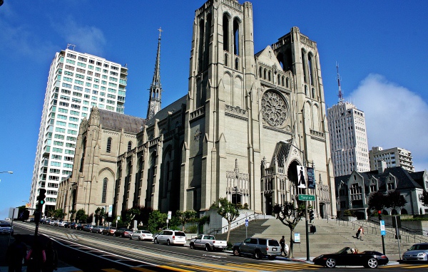 Католическая церковь на улице в Сан-Франциско