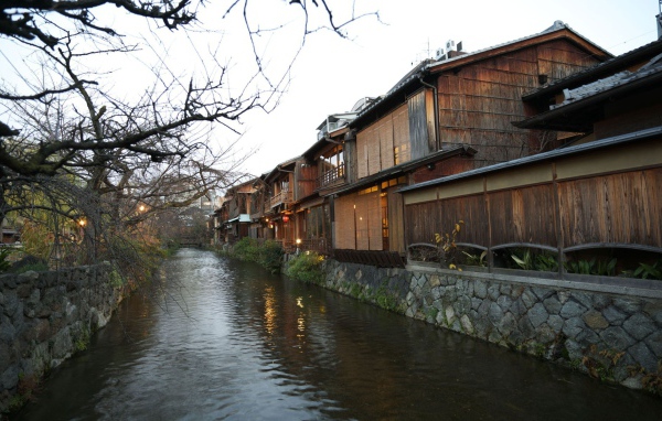 Канал у домов в городе в Азии
