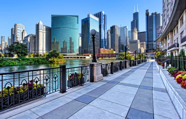 Пешеходная набережная в большом городе