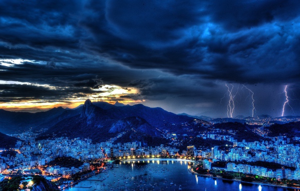 Гроза над городом после заката солнца