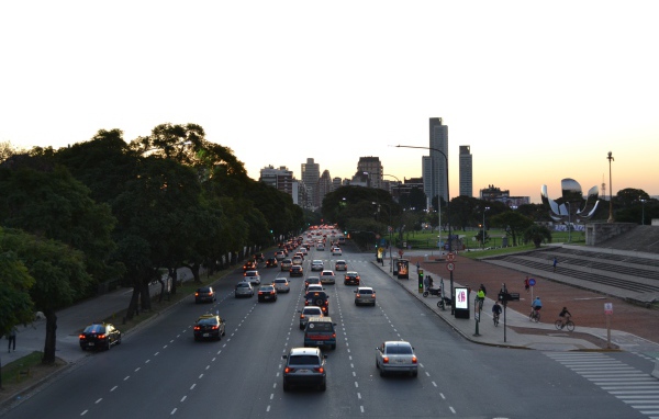 Движение на шоссе в Буэнос-Айресе