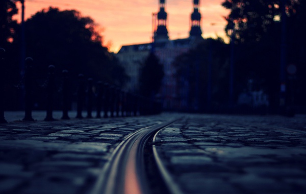 Рельсы для трамвая среди брусчатки