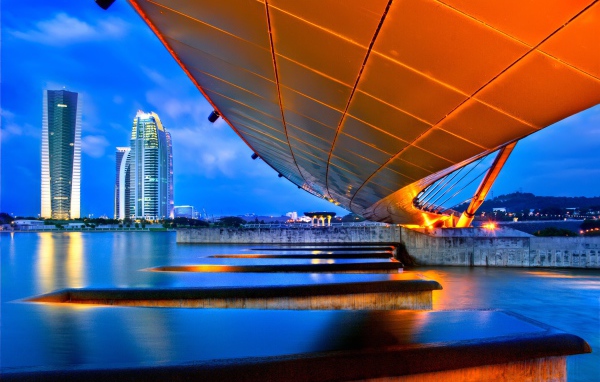 Перепад высот в реке в городе