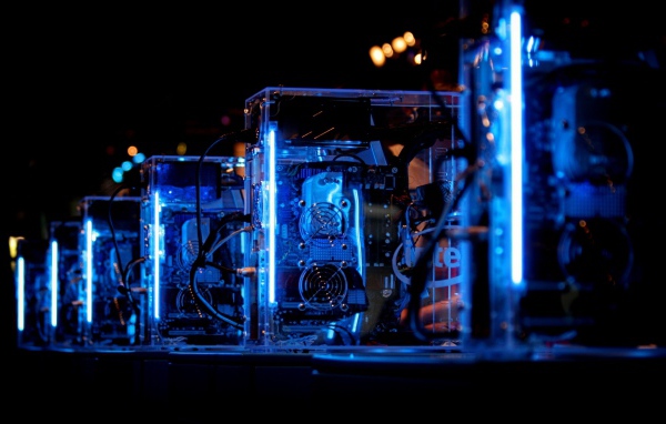 Голубая подсветка компьютеров Intel в дата центре