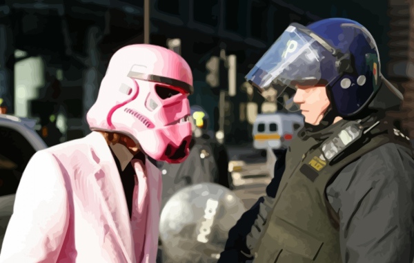 Полицейский и человек в розовой маске Дарта Вейдера