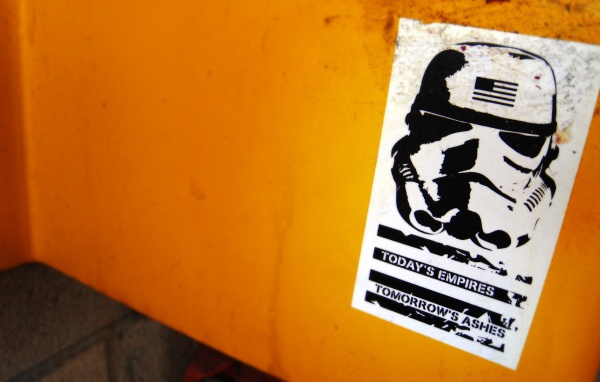 Плакат на оранжевой стене