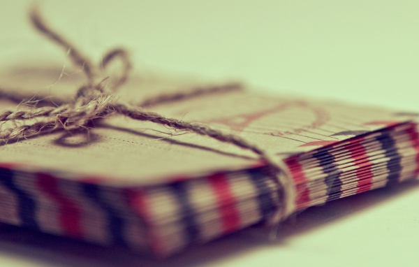 Стопка писем перевязана веревкой