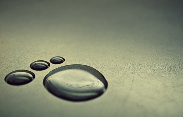 След из капель воды