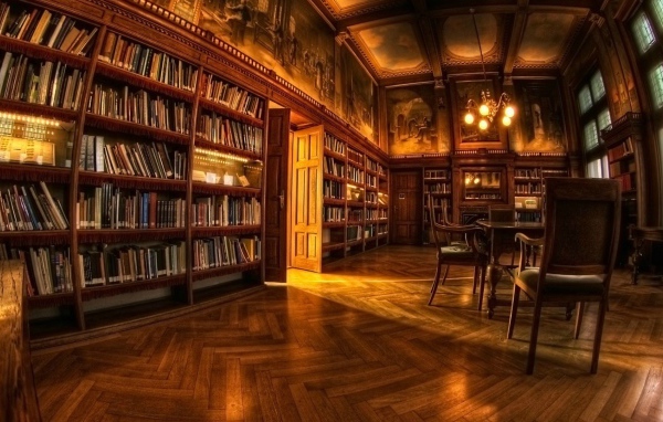 Старинная мебель в домашней библиотеке
