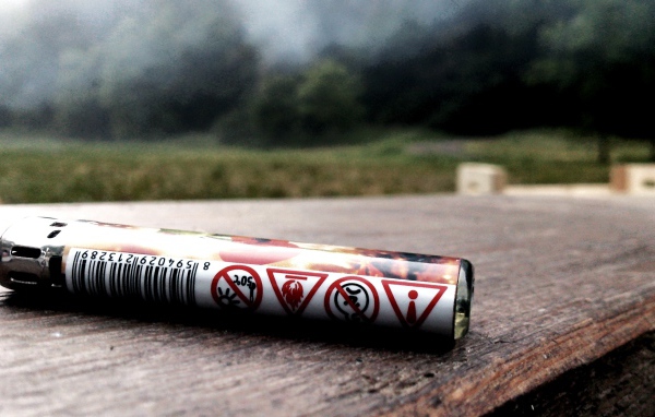 Баллончик зажигалки на доске