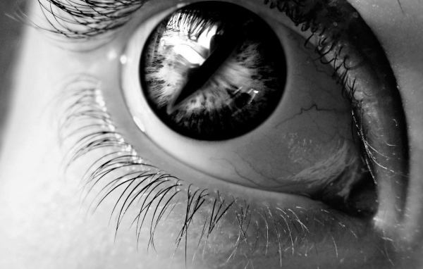 Черный зрачок в глазу