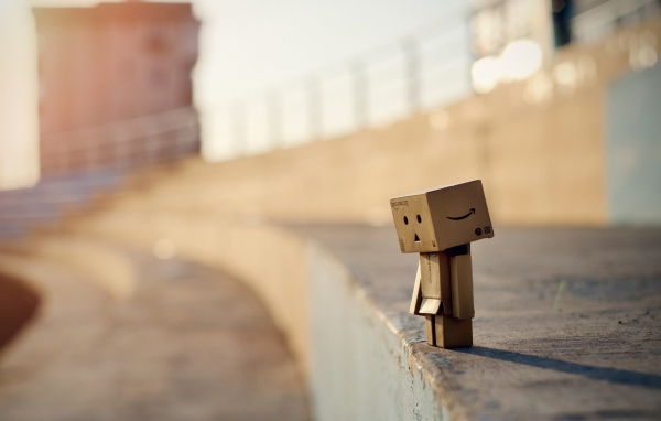 Картонный человечек на стадионе