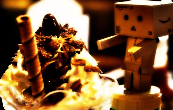 Картонный человечек смотрит на пирожное