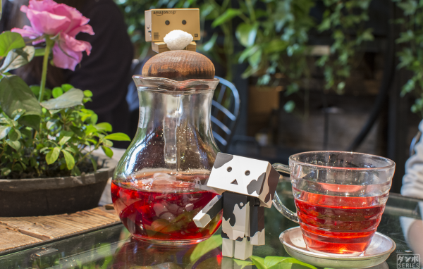 Картонные человечки на столе