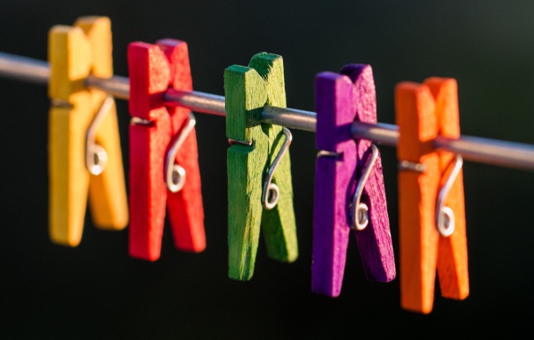 Разноцветные прищепки на проводе