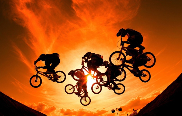 Велосипедисты на фоне солнца