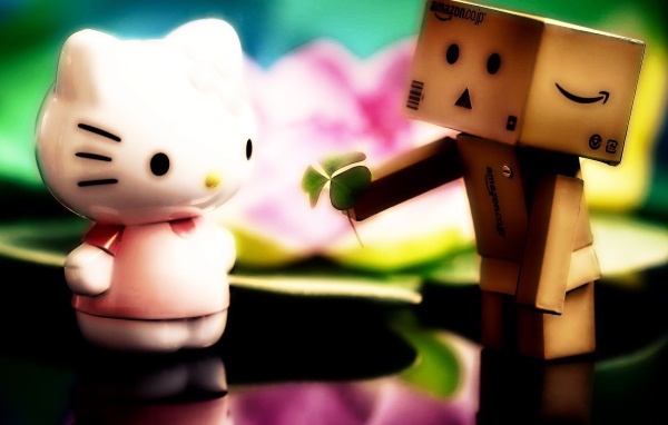 Дандо дарит листик кошке