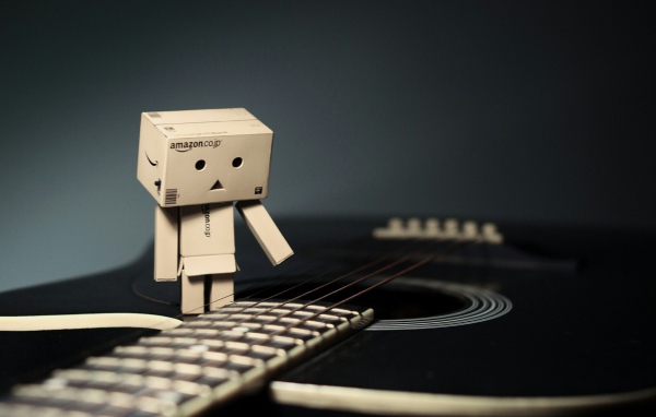 Дандо на черной гитаре