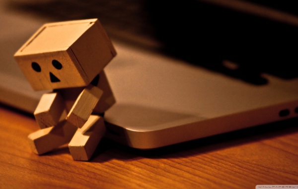 Дандо на краю ноутбука