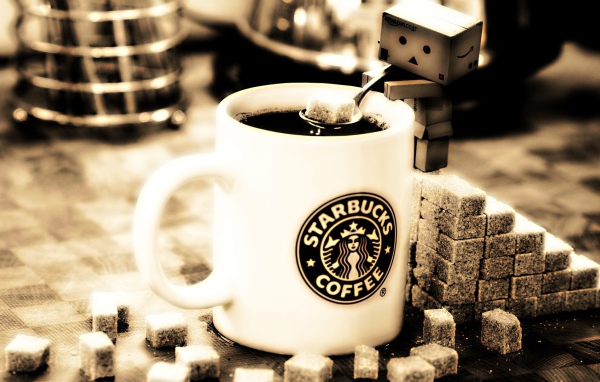 Дандо кладет сахар в кофе