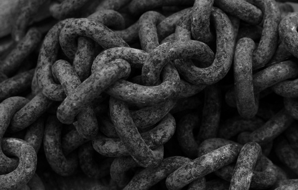 Черные цепи из металла