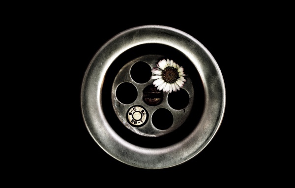 Цветок вместо пули в револьвере