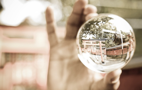 Стеклянный шар в руке