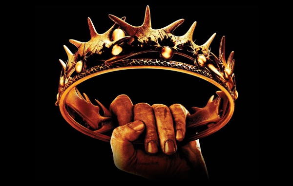 Золотая корона в руке