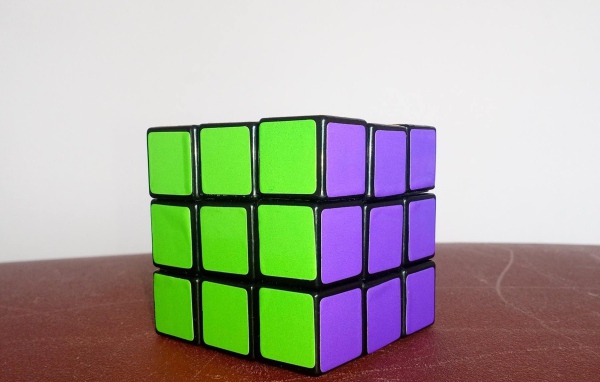 Зеленая и фиолетовая стороны кубика Рубика