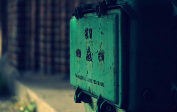 Зеленая коробка с переключателями