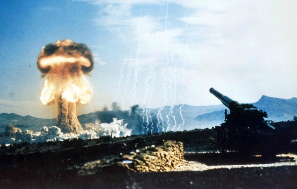Выстрел из пушки ядерным снарядом