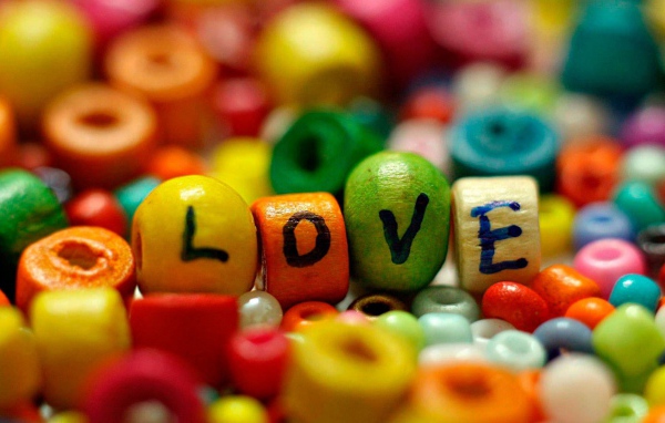 Надпись Любовь на деревянных бусинках