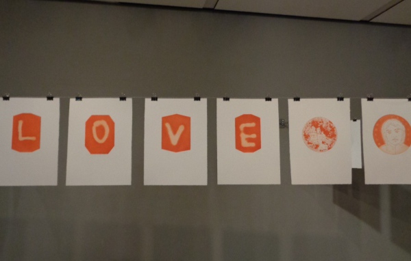 Надпись любовь оранжевыми буквами