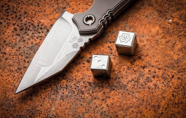Нож и кубики для игры из металла