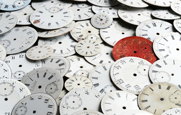 Много циферблатов для часов