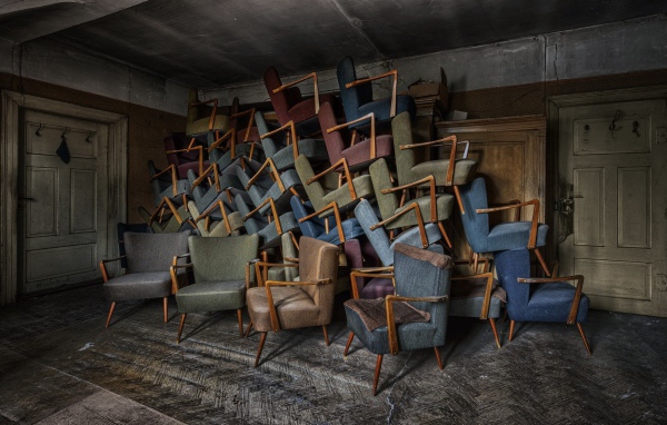 Гора старых кресел