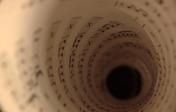 Ноты свернуты в трубку