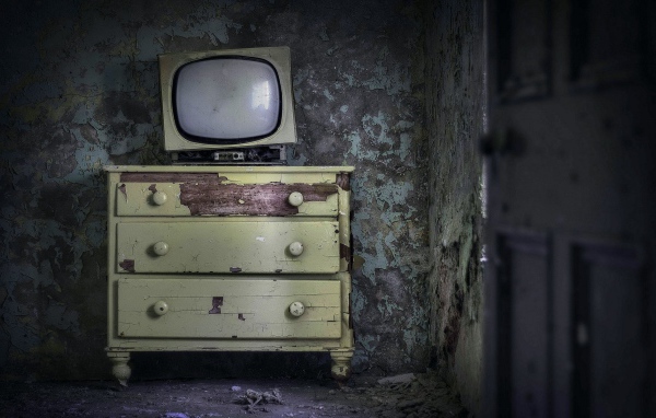 Старый телевизор на старом комоде
