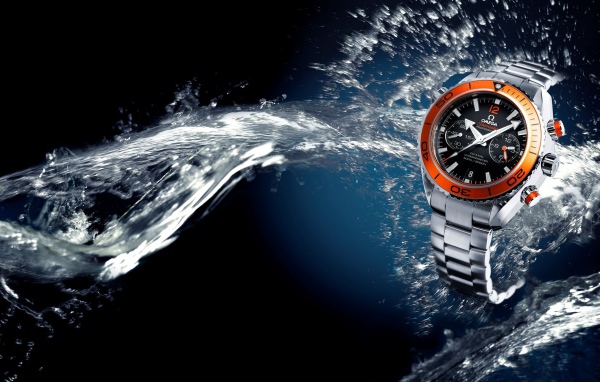 Омега часы с оранжевым ободом на корпусе